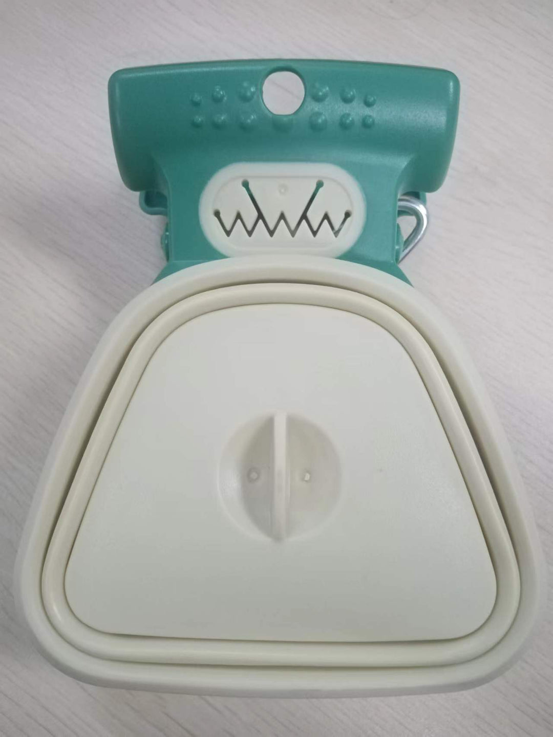 Folding Poop Picker for Pets – Portable & Hygienic Waste Cleanup Tool