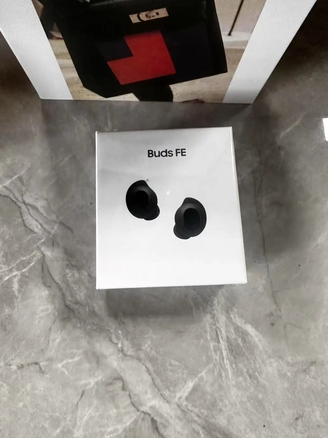 R400 TWS Bluetooth Earbuds – Wireless Charging & Hall Switch