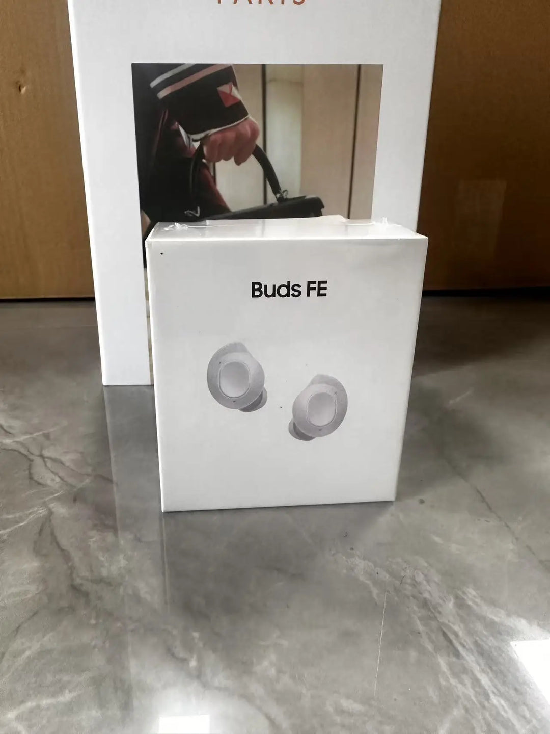 R400 TWS Bluetooth Earbuds – Wireless Charging, Hall Switch