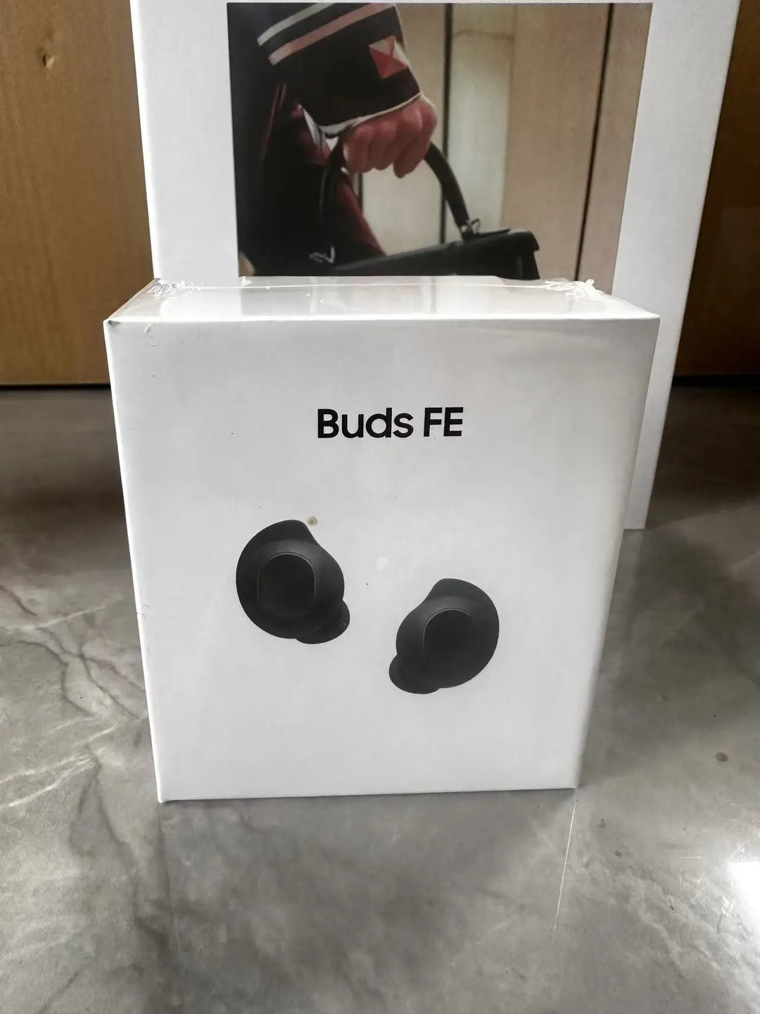 R400 TWS Bluetooth Earbuds – Wireless Charging & Hall Switch