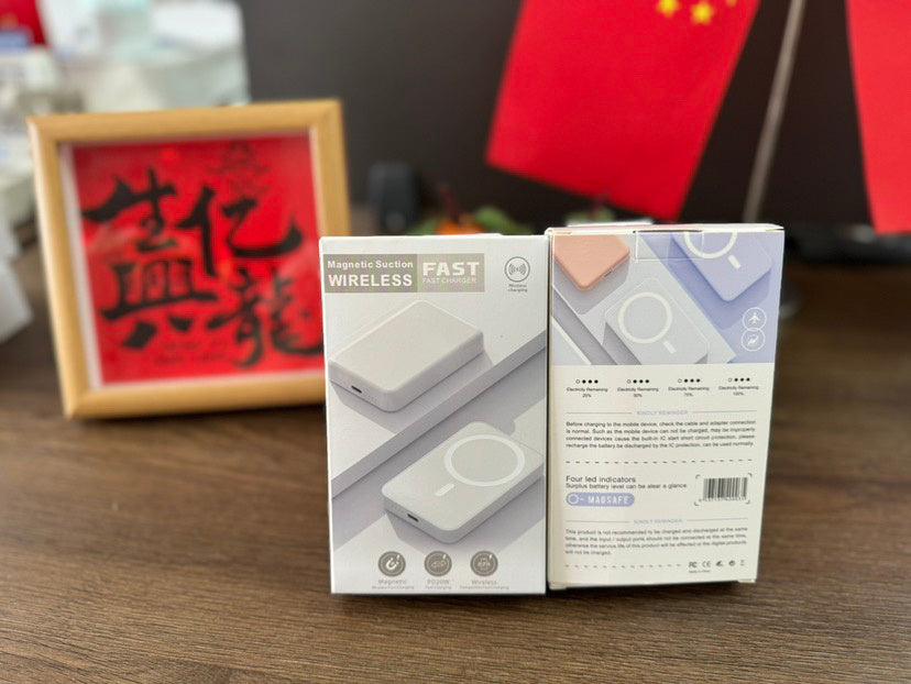 Creative Wireless Power Bank – Compact Qi Charger for Travel & Everyday Use